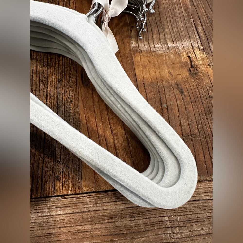 Non-Slip Velvet Clothes Hangers - Light Gray & Cream small - Picture 2 of 9